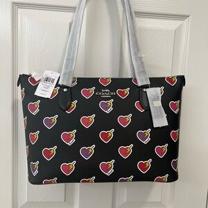 Coach CW434 Heart Bolt Gallery
Tote! Limited Edition. NWT